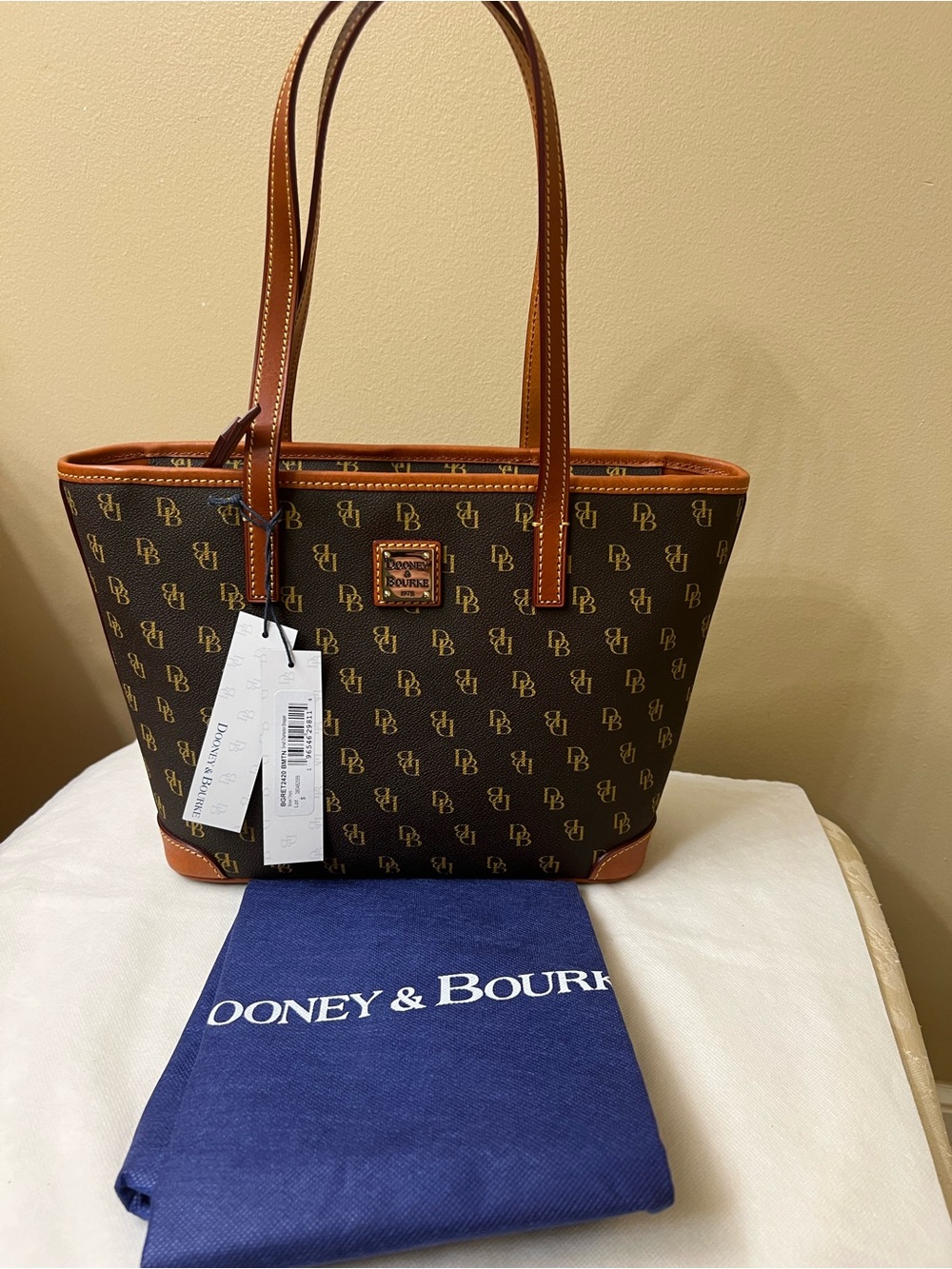 Dooney & Bourke leather Monogram Tote NWT w Dustbag - Picture 3 of 17